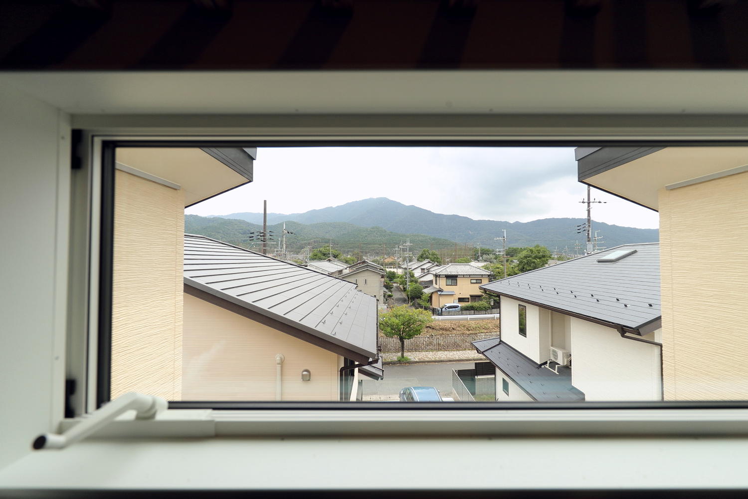 京より比叡山を望む家